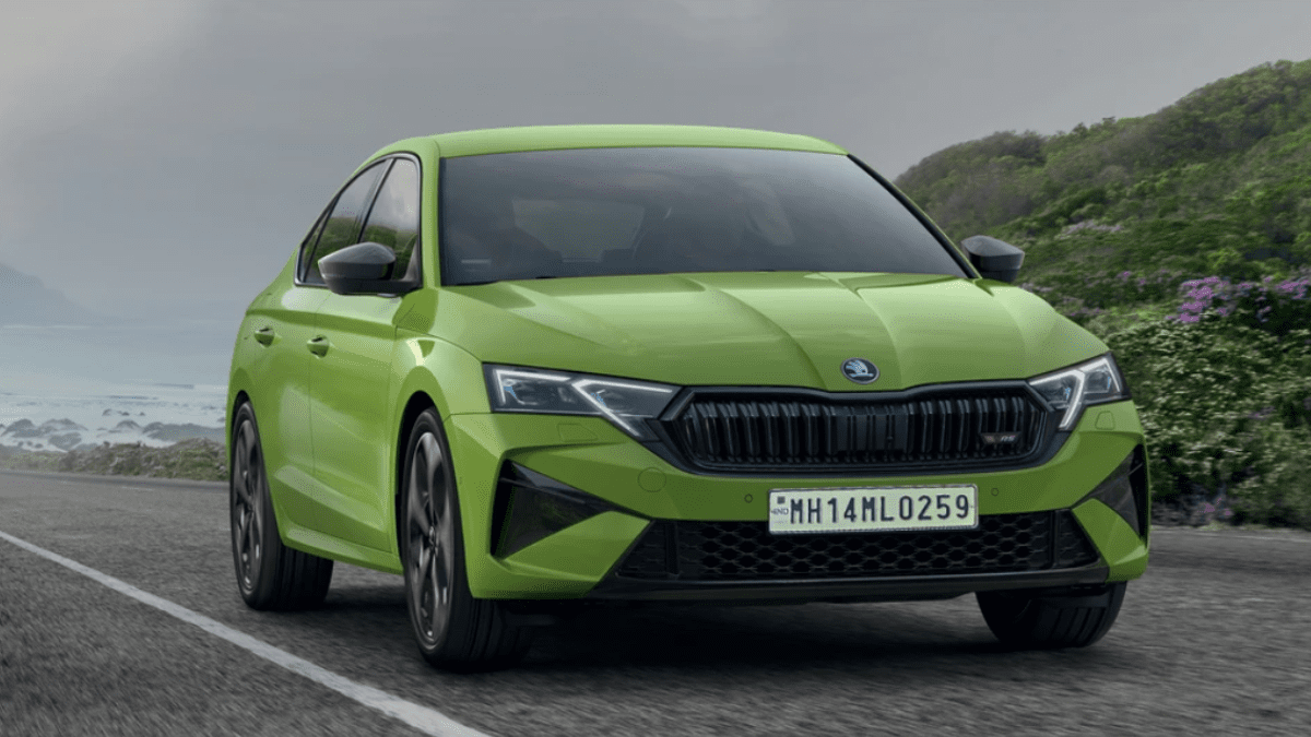 Skoda Octavia RS 2025 मॉडल, स्पोर्टी डिज़ाइन और प्रीमियम फीचर्स के साथ, रोड पर प्रदर्शन करते हुए